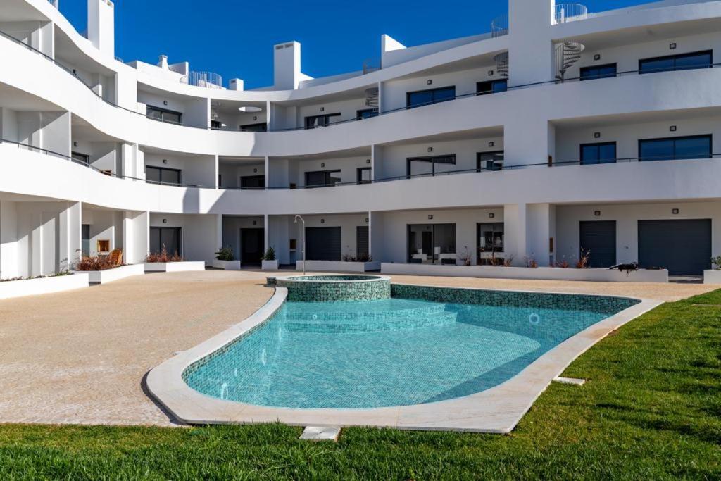 Luxury Two Bedroom Apartment With Private Roof Terrace And Hot Tub Alvor Exterior photo